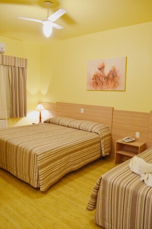 Minibar, cortines opaques i planxa i posts de planxar 