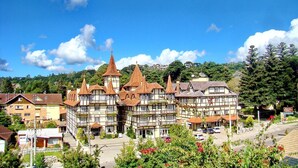 Il s’agit d’un bâtiment traditionnel à colombages, comprenant plusieurs étages, doté d’une tour imposante et d’une enseigne indiquant qu’il s’agit d’un hôtel.