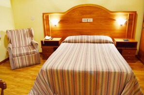 Minibar, blackout curtains, iron/ironing board, free cots/infant beds - Hotel Sky (Gramado)
