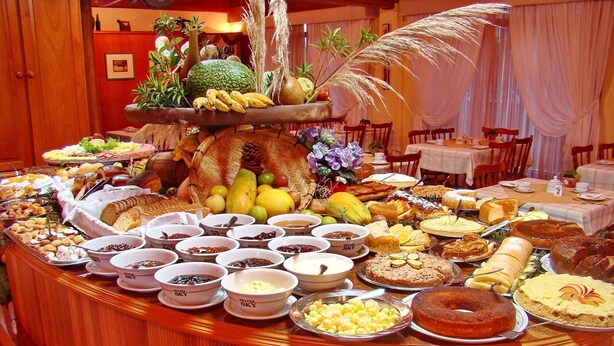 Un buffet proposant une variété de plats et agrémenté d’une décoration centrale aux motifs tropicaux.