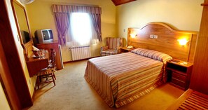 Minibar, tirai kedap cahaya, dan setrika/meja setrika