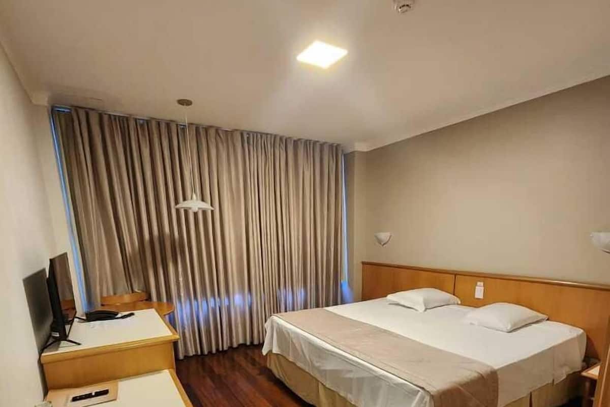 Minibar, una cassaforte in camera, ferro/asse da stiro, Wi-Fi gratuito