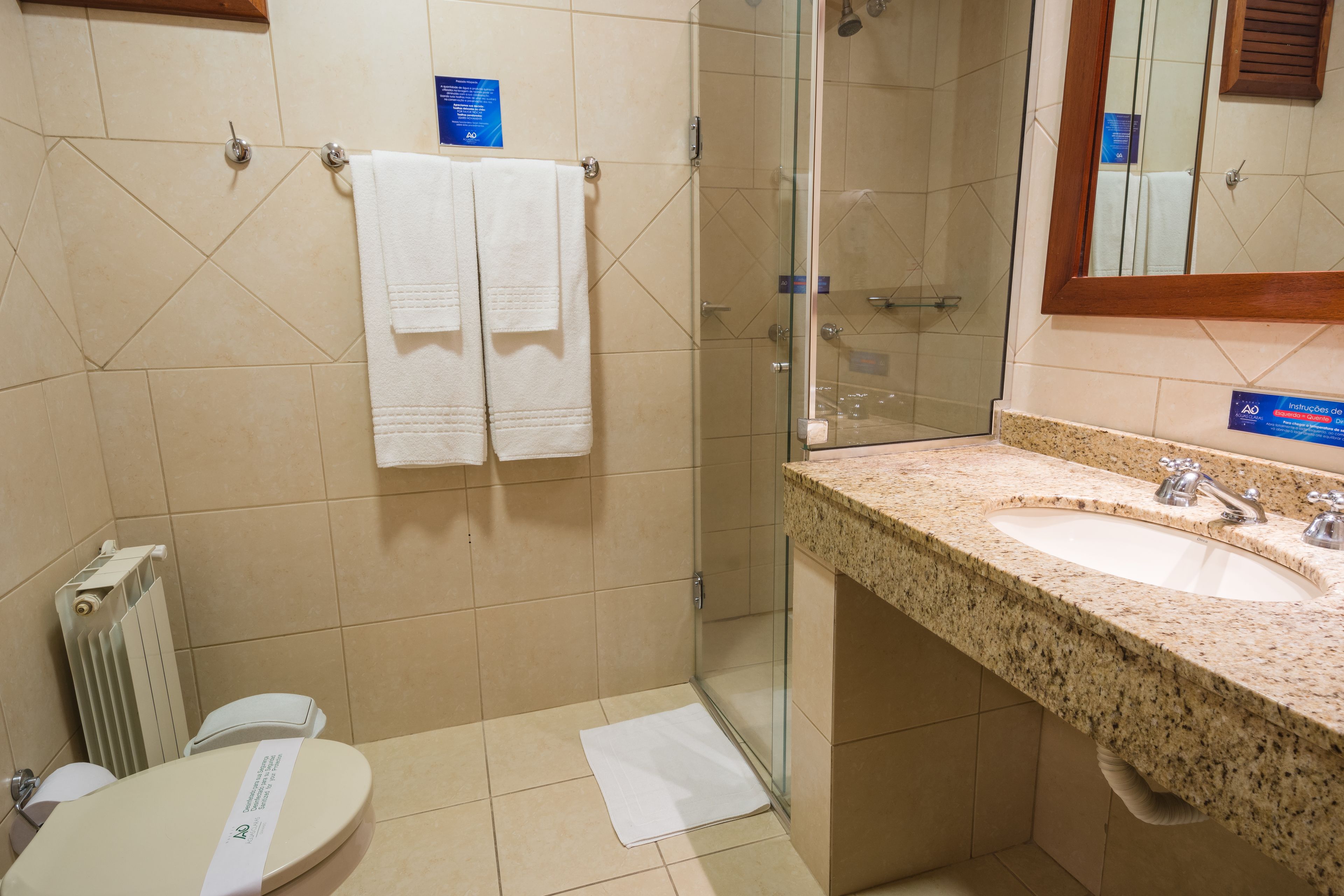 luxo especial | bathroom | shower, hair dryer, bidet, towels