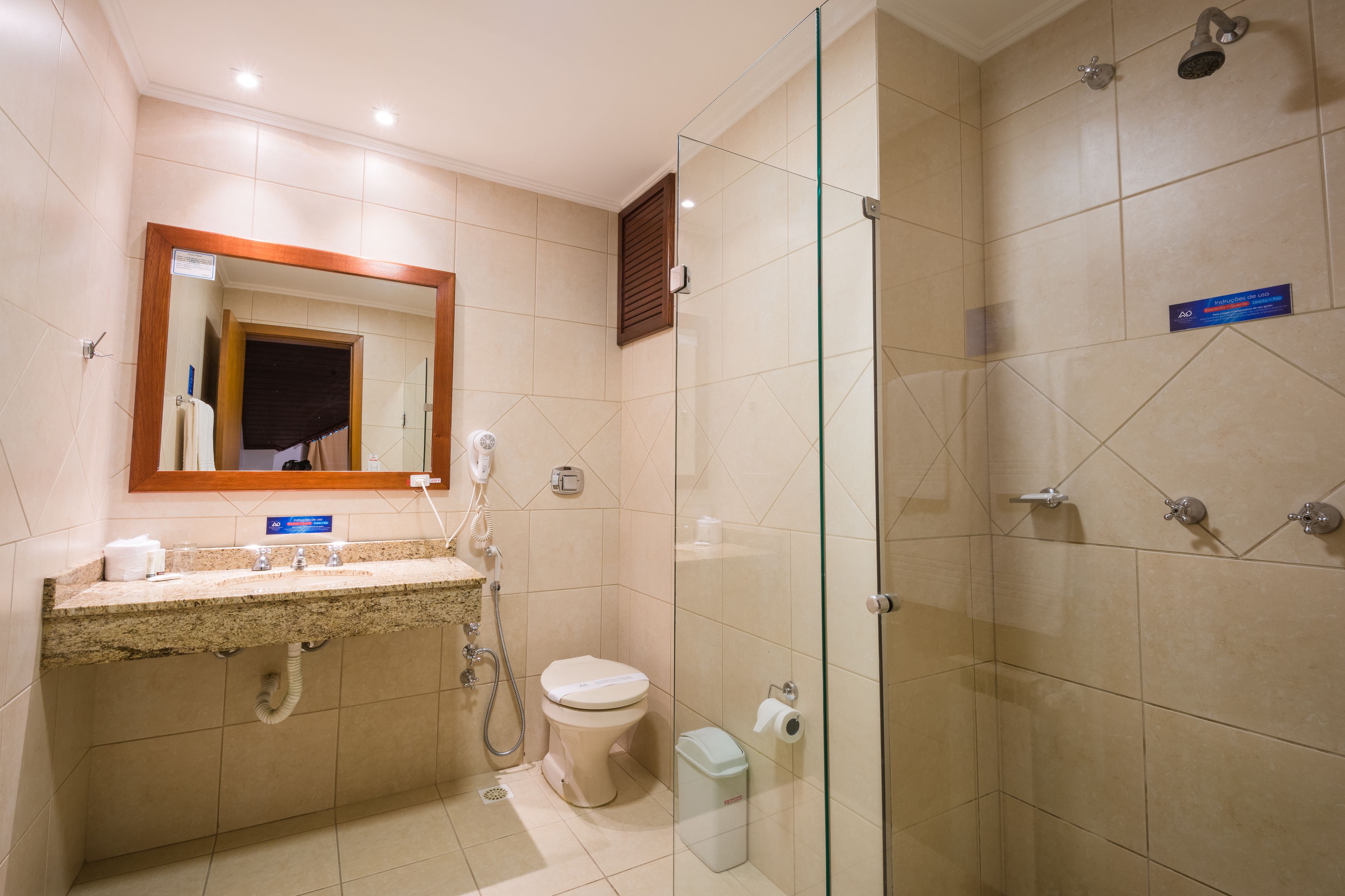 super luxo especial | bathroom | shower, hair dryer, bidet, towels