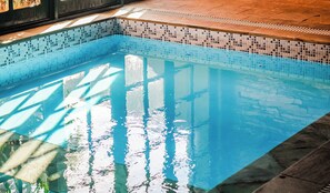 Indoor pool, open 9:00 AM to 10:00 PM, sun loungers - Hotel Fioreze Origem (Gramado)