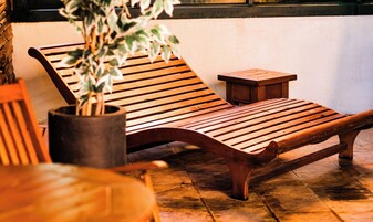 Piscine couverte, accès possible de 09 h 00 à 22 h 00, chaises longues 