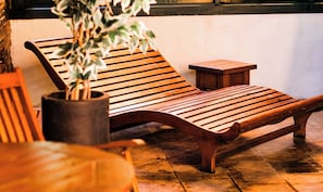 屋内プール、営業時間 9:00 ~ 22:00、サンラウンジャー