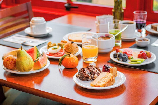 Free daily buffet breakfast - Hotel Fioreze Origem (Gramado)