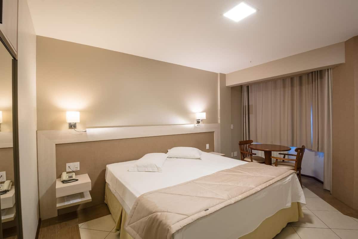 Minibar, una cassaforte in camera, ferro/asse da stiro, Wi-Fi gratuito