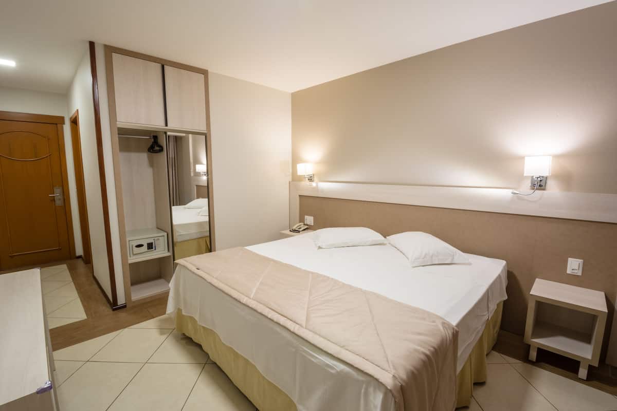 Quarto Luxo | Minibar, una cassaforte in camera, ferro/asse da stiro, Wi-Fi gratuito