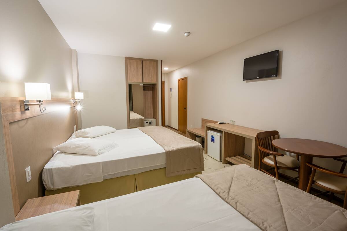 Minibar, värdeförvaringsskåp på rummet och strykjärn/strykbräda