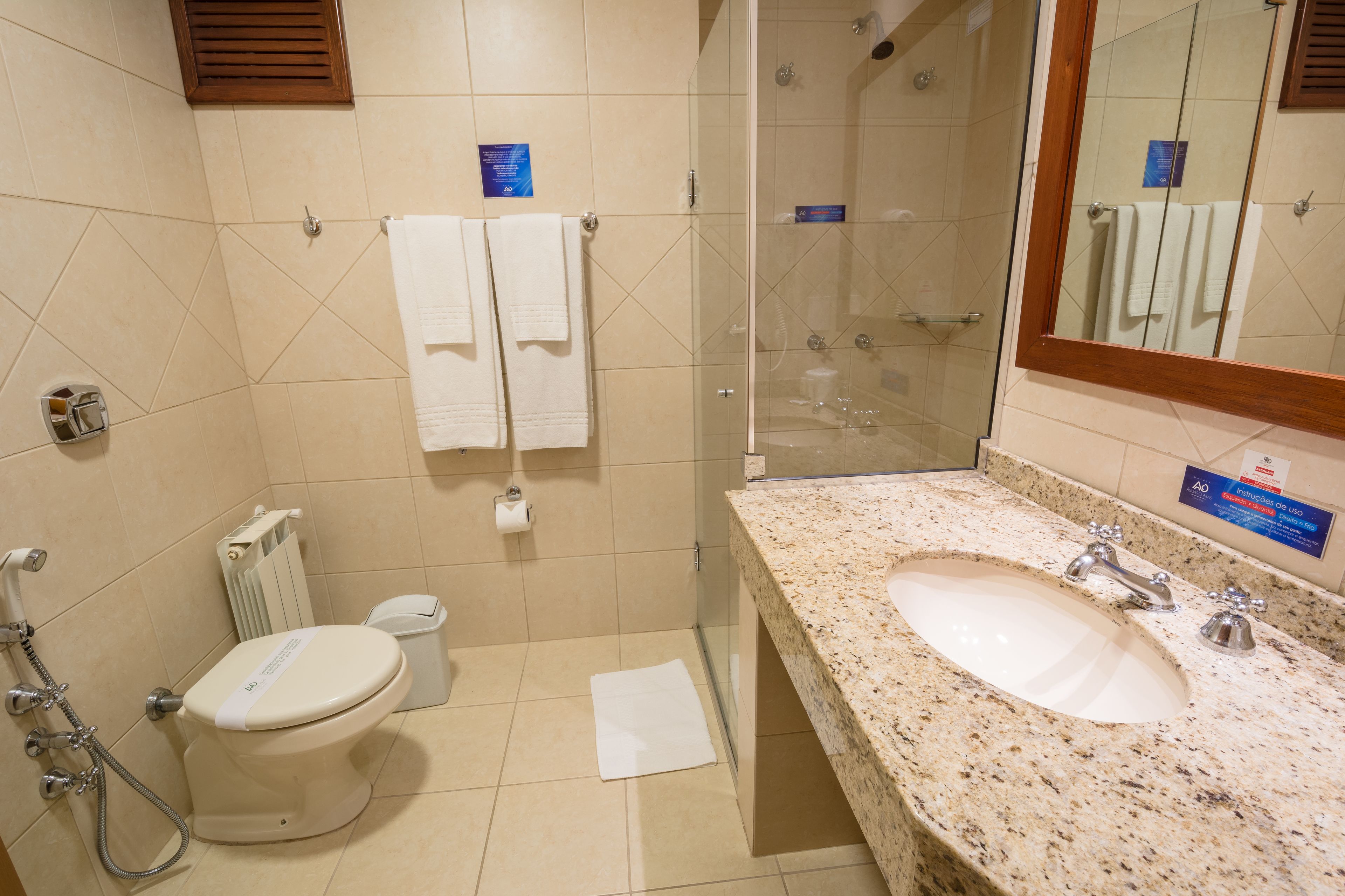 quarto luxo | bathroom | shower, hair dryer, bidet, towels