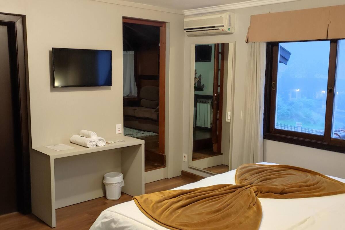 Minibar, blackout curtains, free WiFi
