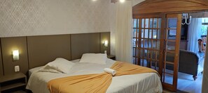 Minibar, blendingsgardiner og wi-fi (inkludert)