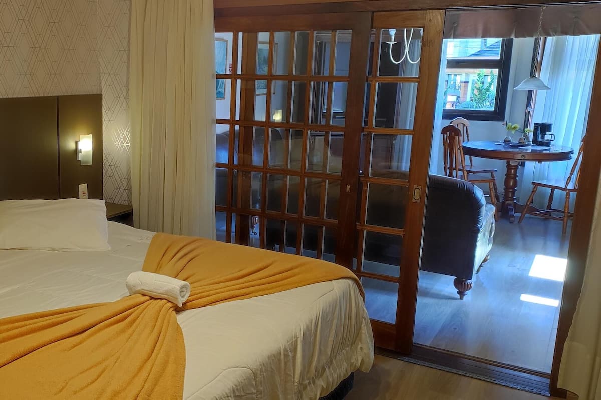 Minibar, blackout curtains, free WiFi