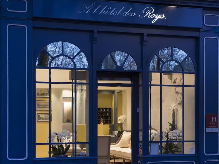 Fachada de la propiedad por la tarde o noche