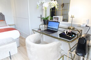 Superior Quadruple Room | In-room safe, individually decorated, individually furnished, desk - A l'Hotel des Roys (Versailles)