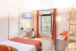 Habitación cuádruple superior | Caja de seguridad en la habitación y decoración personalizada