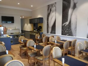 Petit déjeuner buffet (16 EUR par personne)