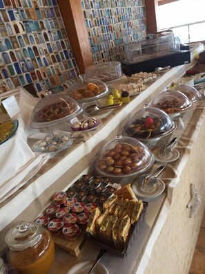 Free daily breakfast - OldWell Hotel (Ricadi)