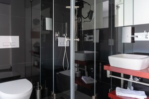 Shower, free toiletries, hair dryer, towels - Hotel Oceano (Nazaré)