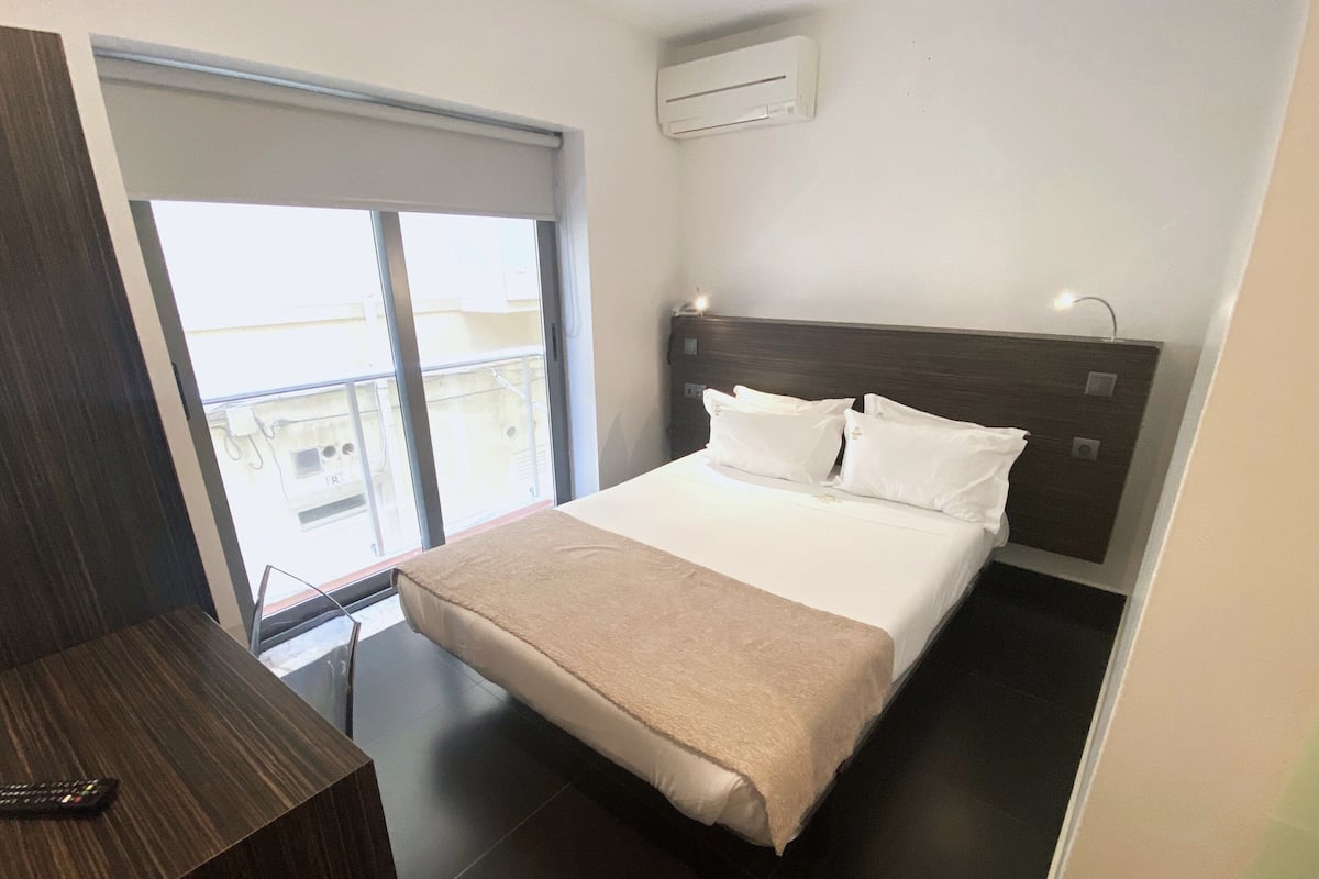Minibar, escritorio, sistema de insonorización y wifi gratis
