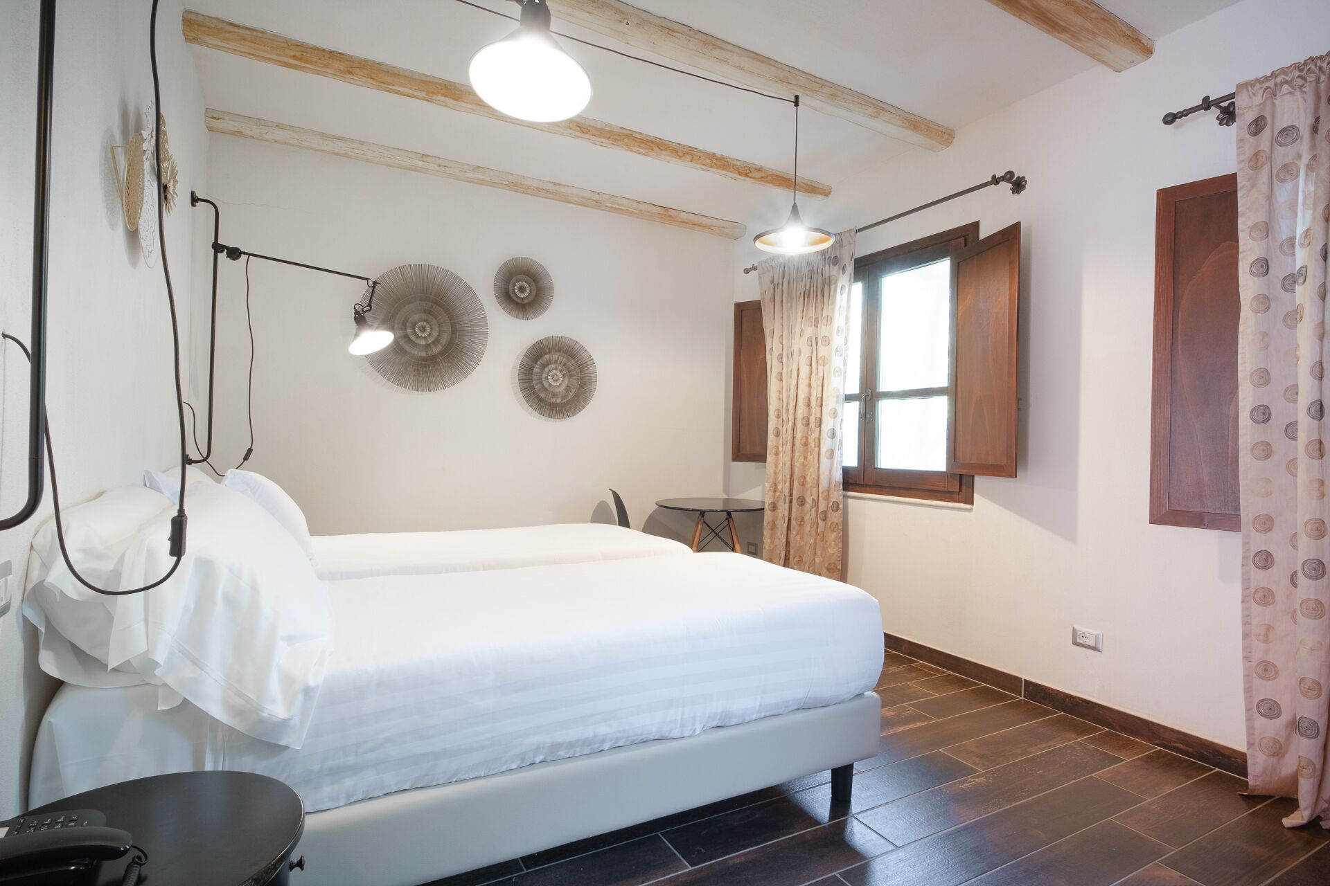 deluxe double room | 1 bedroom, pillow-top beds, minibar, in-room safe