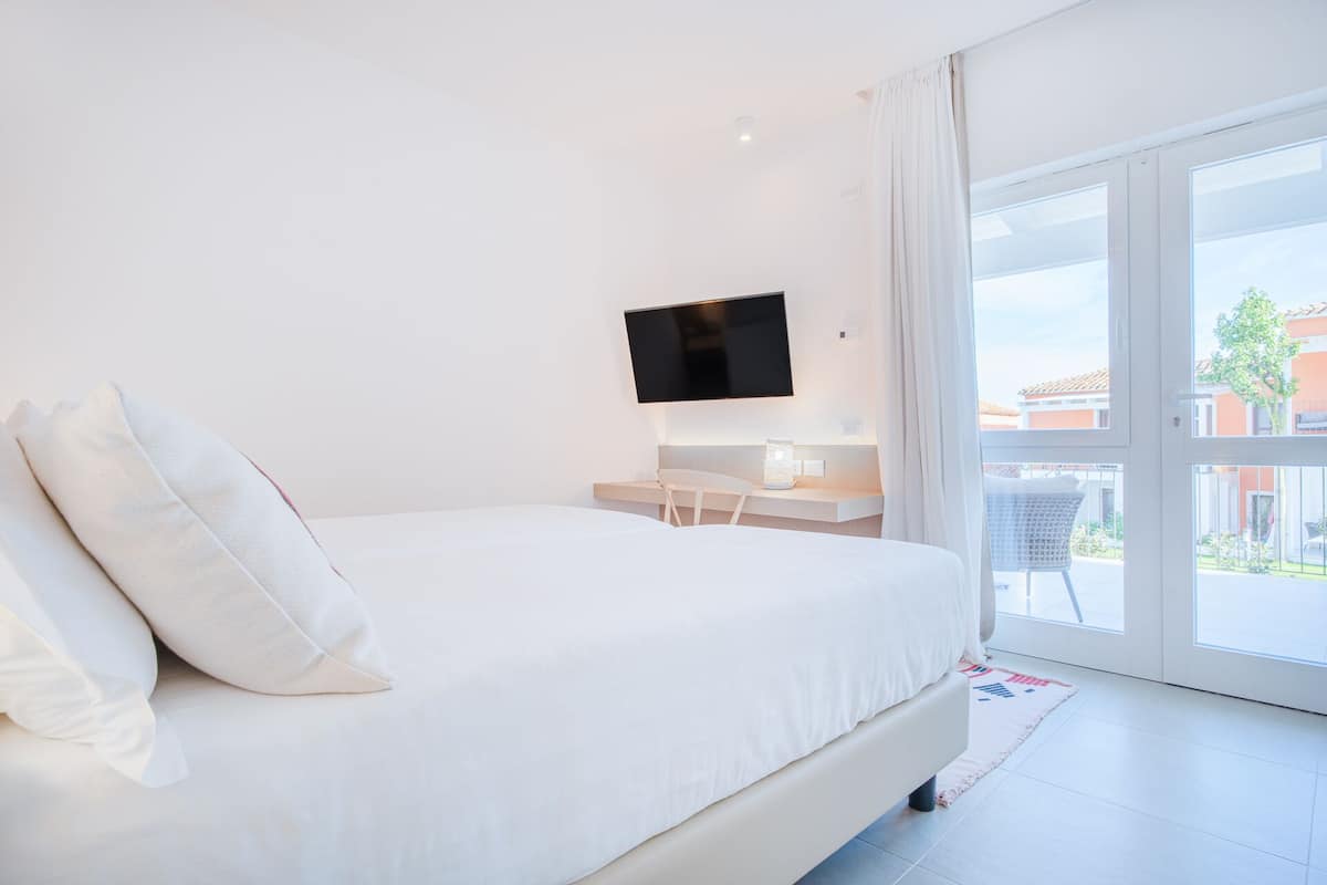 Deluxe-Doppelzimmer | Pillowtop-Betten, Minibar, Zimmersafe, Schreibtisch