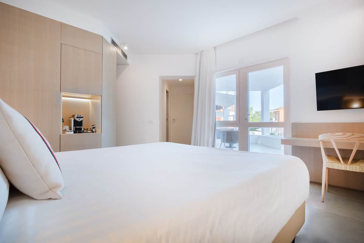 Deluxe Double Room | Pillow-top beds, minibar, in-room safe, desk