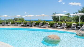 Una piscina al aire libre de temporada, una piscina con cascada