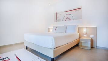 Un dormitorio moderno con una cama grande, mesitas de noche y una obra de arte colgada en la pared.
