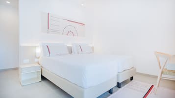 Un dormitorio moderno con una cama grande, mesitas de noche y una obra de arte colgada en la pared.