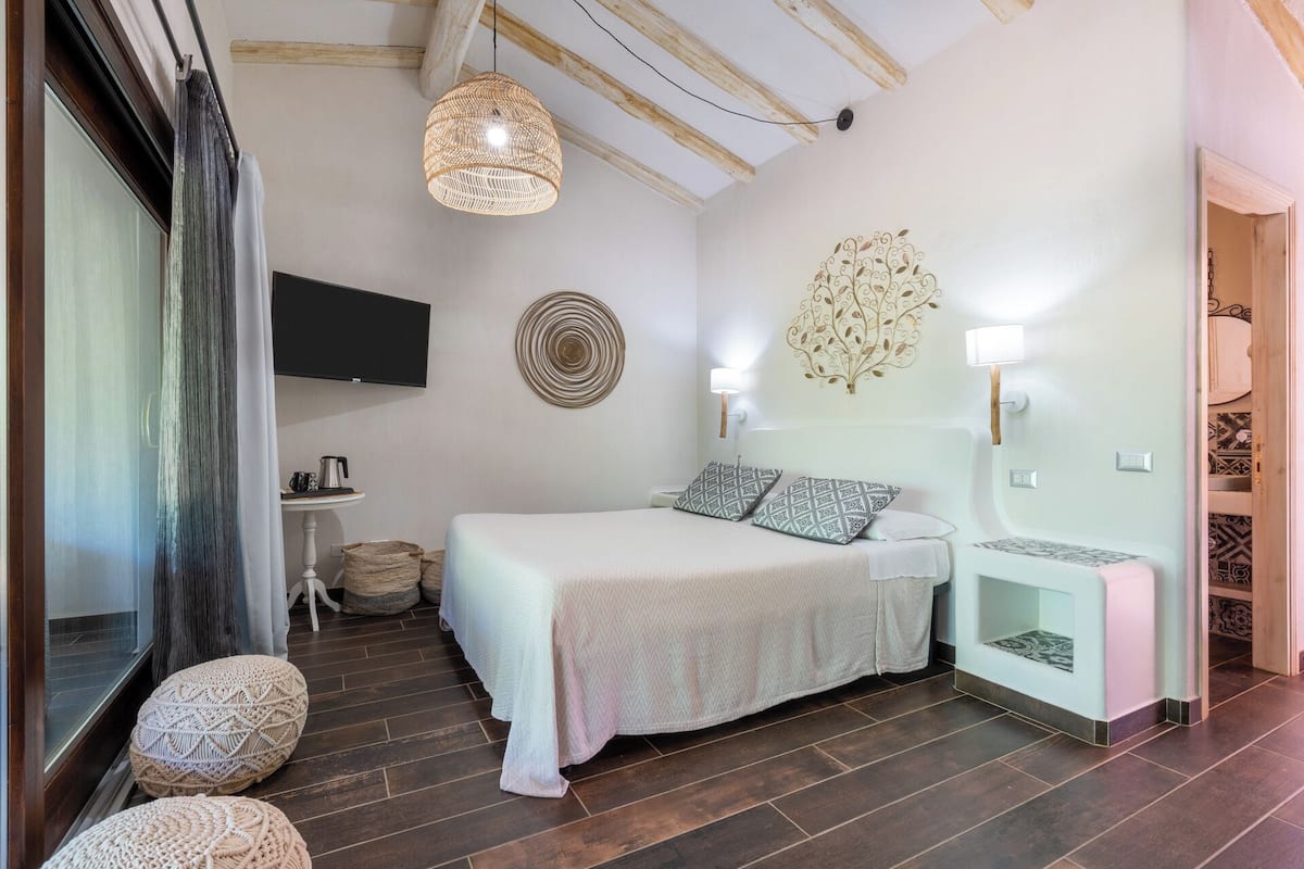 deluxe double room | 1 bedroom, pillow-top beds, minibar, in-room safe