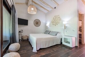 Deluxe tweepersoonskamer | Pillowtop-bedden, een minibar, een kluis op de kamer, een bureau