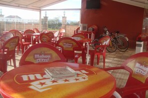 S'hi serveixen esmorzars 