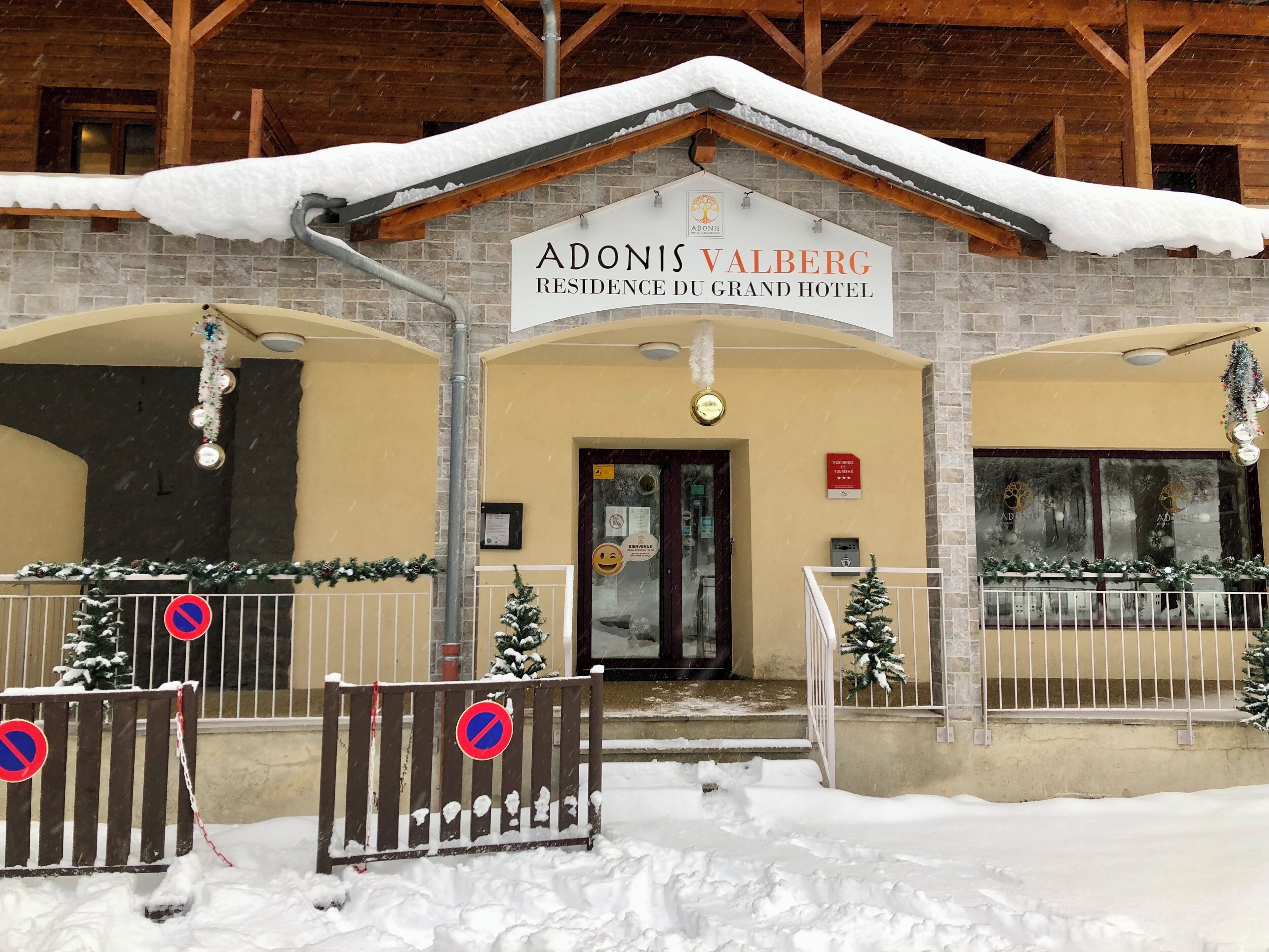 Entrada de un hotel con un cartel que dice "ADONIS VALBERG RESIDENCE DU GRAND HOTEL".