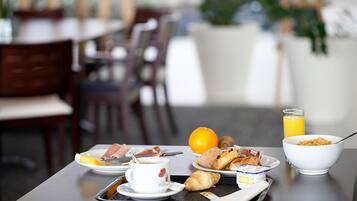 Petit déjeuner buffet (12 EUR par personne)