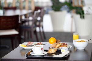 Daily buffet breakfast for a fee