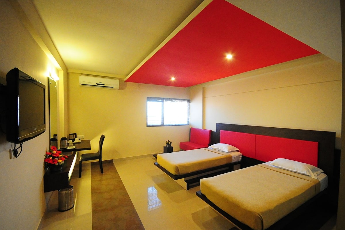 Premium bedding, in-room safe, desk, free WiFi