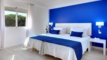 Zimmersafe, Schreibtisch, Verdunkelungsvorhänge, kostenloses WLAN