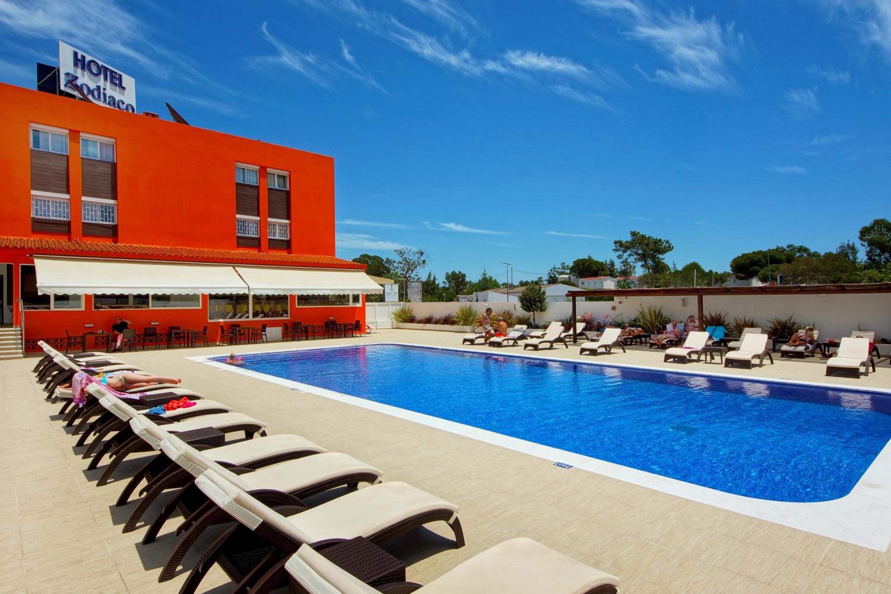 Una piscina al aire libre (de 08:00 a 20:00), tumbonas