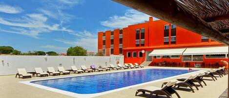 Kolam renang terbuka, kerusi lepak pantai