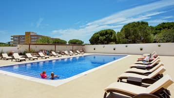 Piscine extérieure, chaises longues