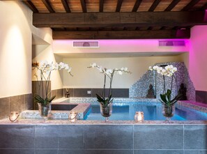 Couples treatment room(s), sauna, hot tub, steam room