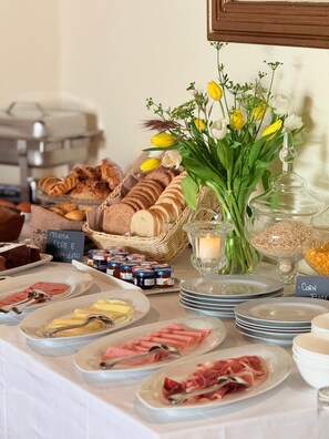 Free daily continental breakfast - Relais la Costa - Dimora Storica (Monteriggioni)