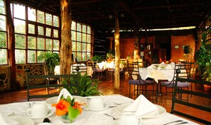 Phục vụ bữa sáng, món ăn mang phong cách quốc tế, nhìn ra hồ bơi 