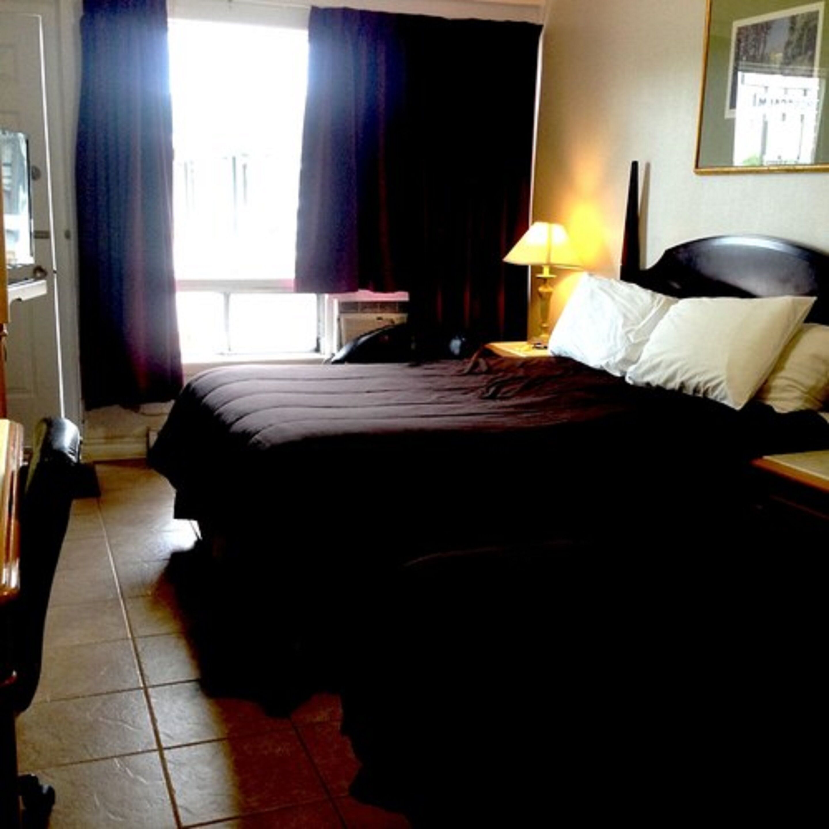 Basic-Doppelzimmer, 2 Doppelbetten | Schreibtisch, kostenloses WLAN