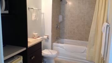 Standardzimmer, 1 Doppelbett | Badezimmer | Kostenlose Toilettenartikel, Haartrockner, HandtĂŒcher