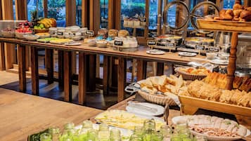 2 restaurants, breakfast served