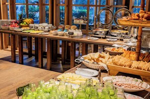 2 restaurantes, se sirve desayuno 